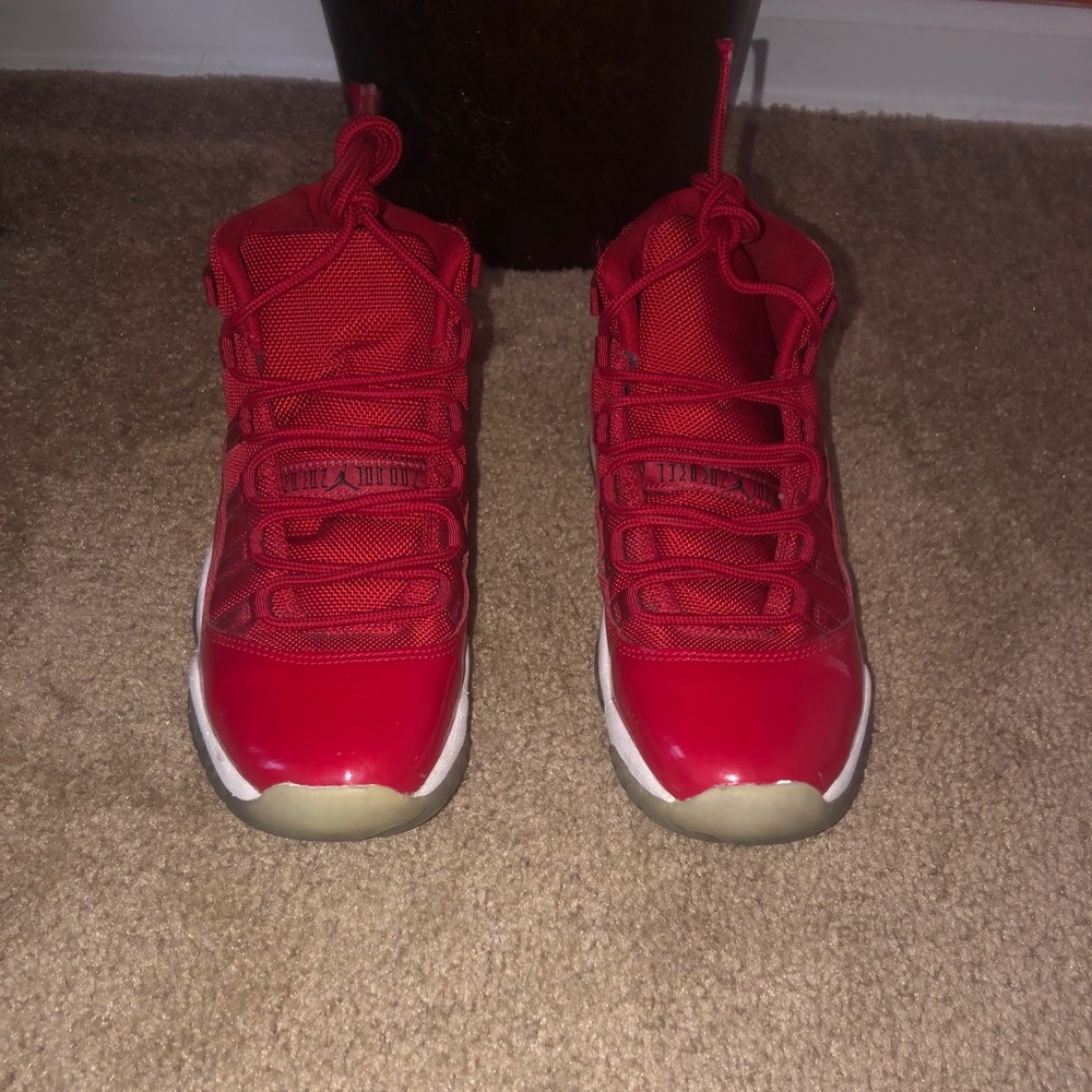 Micheal Jordan 11 retros (red)